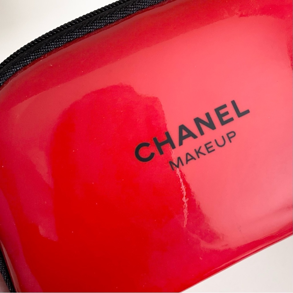 Hold Chanel Red zippy pouch - Picture 14 of 15